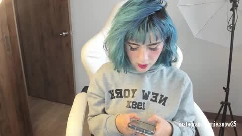 Snapshot of annie_snow_ chatting on 31, 1, 2025 JEANNE no olvides seguirme dont forget follow me  uu online show from 31, 1, 2025