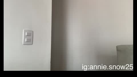 Snapshot of annie_snow_ chatting on 5, 2, 2025 JEANNE no olvides seguirme dont forget follow me  uu online show from 5, 2, 2025