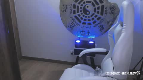 Snapshot of annie_snow_ chatting on 18, 2, 2025 JEANNE no olvides seguirme dont forget follow me  uu online show from 18, 2, 2025