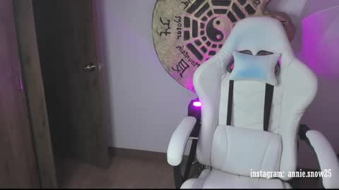 Snapshot of annie_snow_ chatting on 22, 2, 2025 JEANNE no olvides seguirme dont forget follow me  uu online show from 22, 2, 2025