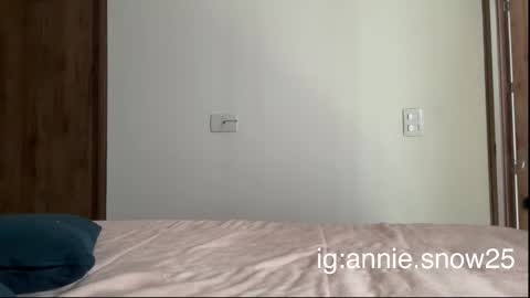 Snapshot of annie_snow_ chatting on 6, 3, 2025 JEANNE no olvides seguirme dont forget follow me  uu online show from 6, 3, 2025