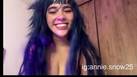 Snapshot of annie_snow_ chatting on 11, 3, 2025 JEANNE no olvides seguirme dont forget follow me  uu online show from 11, 3, 2025
