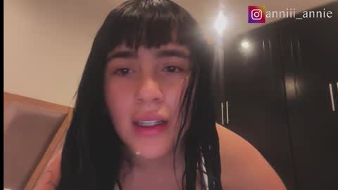 Snapshot of annie_snow_ chatting on 8, 10, 2025 JEANNE no olvides seguirme dont forget follow me  uu online show from 8, 10, 2025