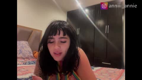 Snapshot of annie_snow_ chatting on 23, 10, 2025 JEANNE no olvides seguirme dont forget follow me  uu online show from 23, 10, 2025