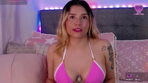 Snapshot of anntonellalee chatting on 7, 10, 2025 Antonella Lee online show from 7, 10, 2025