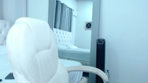 Snapshot of anny_louis chatting on 19, 2, 2025 ANNY LOUIS online show from 19, 2, 2025