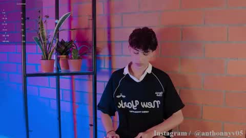 Snapshot of anthonny_05 chatting on 17, 4, 2026 TONY NEW ACCOUNT online show from 17, 4, 2026