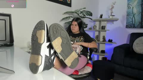 Snapshot of antonelamiss chatting on 1, 4, 2026 online show from 1, 4, 2026