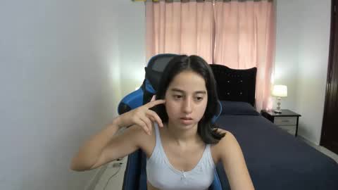 Snapshot of antonella_heinz_ chatting on 3, 11, 2025 Antonella online show from 3, 11, 2025