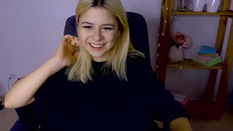 Snapshot of apheliastar chatting on 8, 11, 2025 ApheliaStar online show from 8, 11, 2025