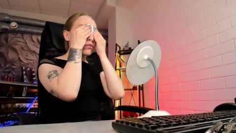 Snapshot of aphexqueen chatting on 12, 9, 2025 APHEX QUEEN online show from 12, 9, 2025