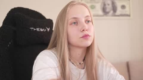 Snapshot of appr0ved_ chatting on 14, 3, 2026 REYNA next stream is 11h of Feb online show from 14, 3, 2026