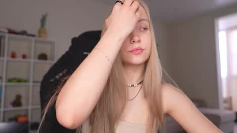 Snapshot of appr0ved_ chatting on 22, 3, 2026 REYNA next stream is 11h of Feb online show from 22, 3, 2026