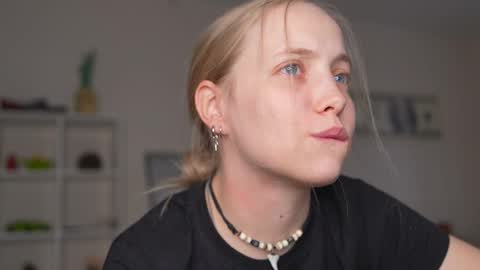 Snapshot of appr0ved_ chatting on 26, 3, 2026 REYNA next stream is 11h of Feb online show from 26, 3, 2026