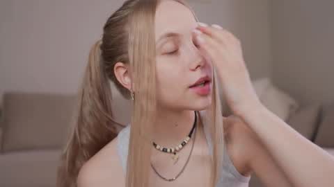 Snapshot of appr0ved_ chatting on 14, 4, 2026 REYNA next stream is 11h of Feb online show from 14, 4, 2026