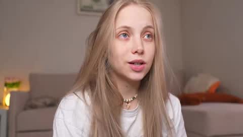 Snapshot of appr0ved_ chatting on 28, 4, 2026 REYNA next stream is 11h of Feb online show from 28, 4, 2026