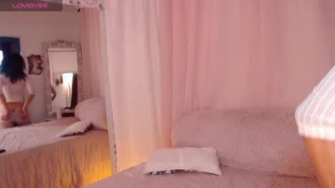 Nadia Cyel online show from 3, 2, 2025