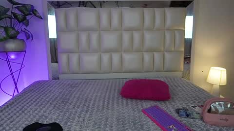 Snapshot of aradia_01 chatting on 18, 12, 2024 online show from 18, 12, 2024