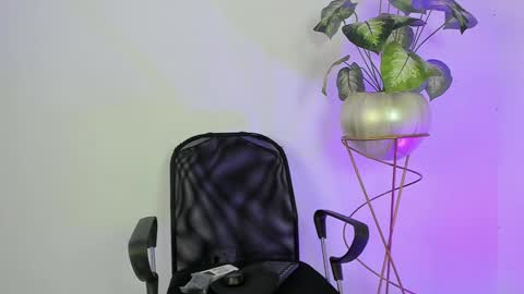 Snapshot of aradia_01 chatting on 11, 1, 2025 online show from 11, 1, 2025