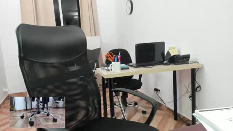 Snapshot of ari_bastett chatting on 22, 11, 2025 Ariana online show from 22, 11, 2025