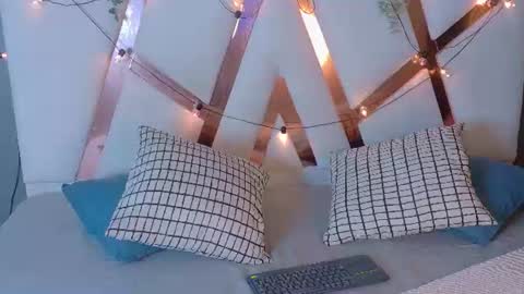 Snapshot of ariabennett__ chatting on 8, 7, 2026 A R I A B E N E T T online show from 8, 7, 2026