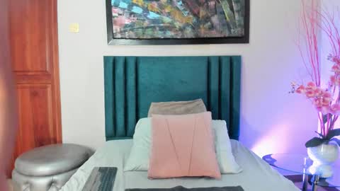 Snapshot of ariadnaholt chatting on 9, 11, 2025 AriadnaHolt online show from 9, 11, 2025