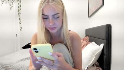 Snapshot of ariah_is_blonde chatting on 8, 5, 2026 Ariah online show from 8, 5, 2026