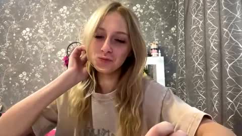 Snapshot of aricamustaro chatting on 25, 4, 2026 Alice online show from 25, 4, 2026