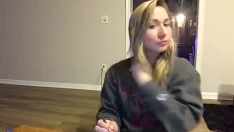 Snapshot of ariicutekitty chatting on 19, 12, 2025 airskiii online show from 19, 12, 2025