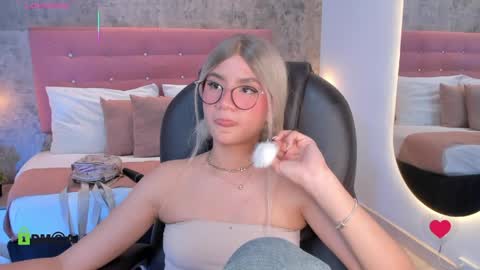 Snapshot of arinextdoor chatting on 9, 4, 2026 Ari online show from 9, 4, 2026