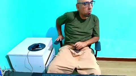 Snapshot of arnelux72 chatting on 8, 6, 2026 arnelux72 online show from 8, 6, 2026