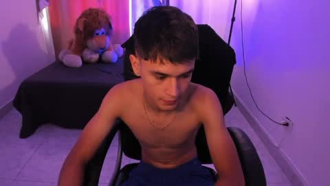 Snapshot of aron_boyy chatting on 4, 4, 2026 Aaron online show from 4, 4, 2026