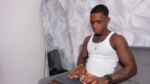 Snapshot of aron_clark chatting on 11, 4, 2026 A R O N online show from 11, 4, 2026