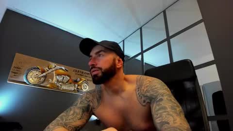 Snapshot of arongrant chatting on 8, 1, 2025 AronGrant online show from 8, 1, 2025