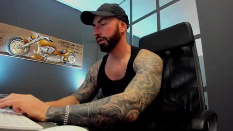 Snapshot of arongrant chatting on 22, 1, 2025 AronGrant online show from 22, 1, 2025