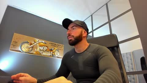 Snapshot of arongrant chatting on 4, 2, 2025 AronGrant online show from 4, 2, 2025