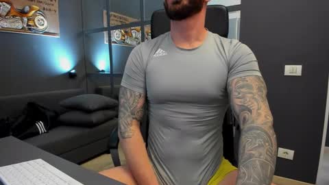 Snapshot of arongrant chatting on 8, 2, 2025 AronGrant online show from 8, 2, 2025