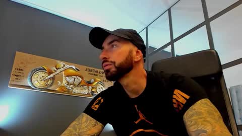Snapshot of arongrant chatting on 3, 10, 2025 AronGrant online show from 3, 10, 2025