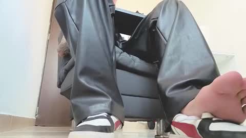   online show from 28, 10, 2025