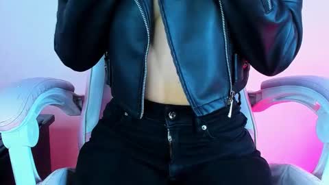 Snapshot of artemisa_leon chatting on 18, 9, 2025 artemisa_leon online show from 18, 9, 2025