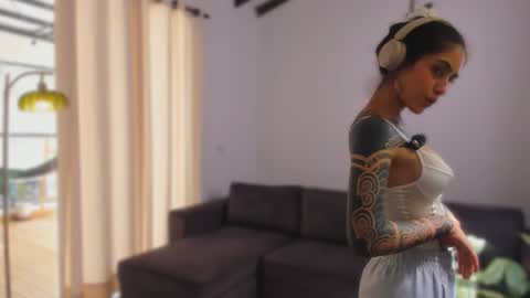 Snapshot of artgea chatting on 7, 2, 2026 Linda independent model artgeea online show from 7, 2, 2026