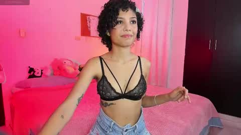 Snapshot of ary_and_kel chatting on 1, 12, 2025 Ariana and Kelsieh online show from 1, 12, 2025