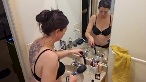 Ashelynn Grey online show from 1, 1, 2025