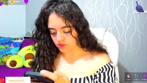 Snapshot of ashleykiim_ chatting on 17, 12, 2025 .. Ashley .. online show from 17, 12, 2025