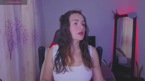 Snapshot of ashleyt1998 chatting on 17, 12, 2025 ASHLEY online show from 17, 12, 2025