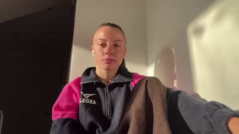 Snapshot of asleyfabello chatting on 28, 7, 2026 Monica online show from 28, 7, 2026
