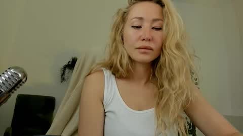 Snapshot of astramonroe chatting on 27, 3, 2026 astramonroe online show from 27, 3, 2026