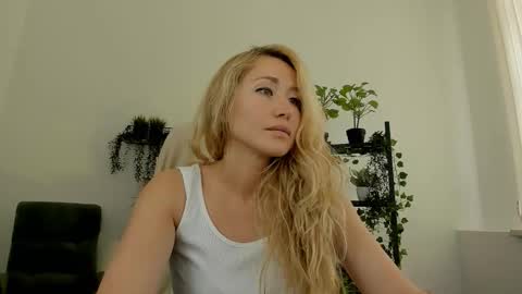 Snapshot of astramonroe chatting on 27, 3, 2026 astramonroe online show from 27, 3, 2026