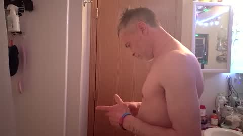 Snapshot of athandrew chatting on 1, 4, 2026 jonnyandrew online show from 1, 4, 2026