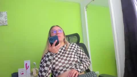 Snapshot of auradivina2 chatting on 5, 7, 2026 Aura Divina online show from 5, 7, 2026